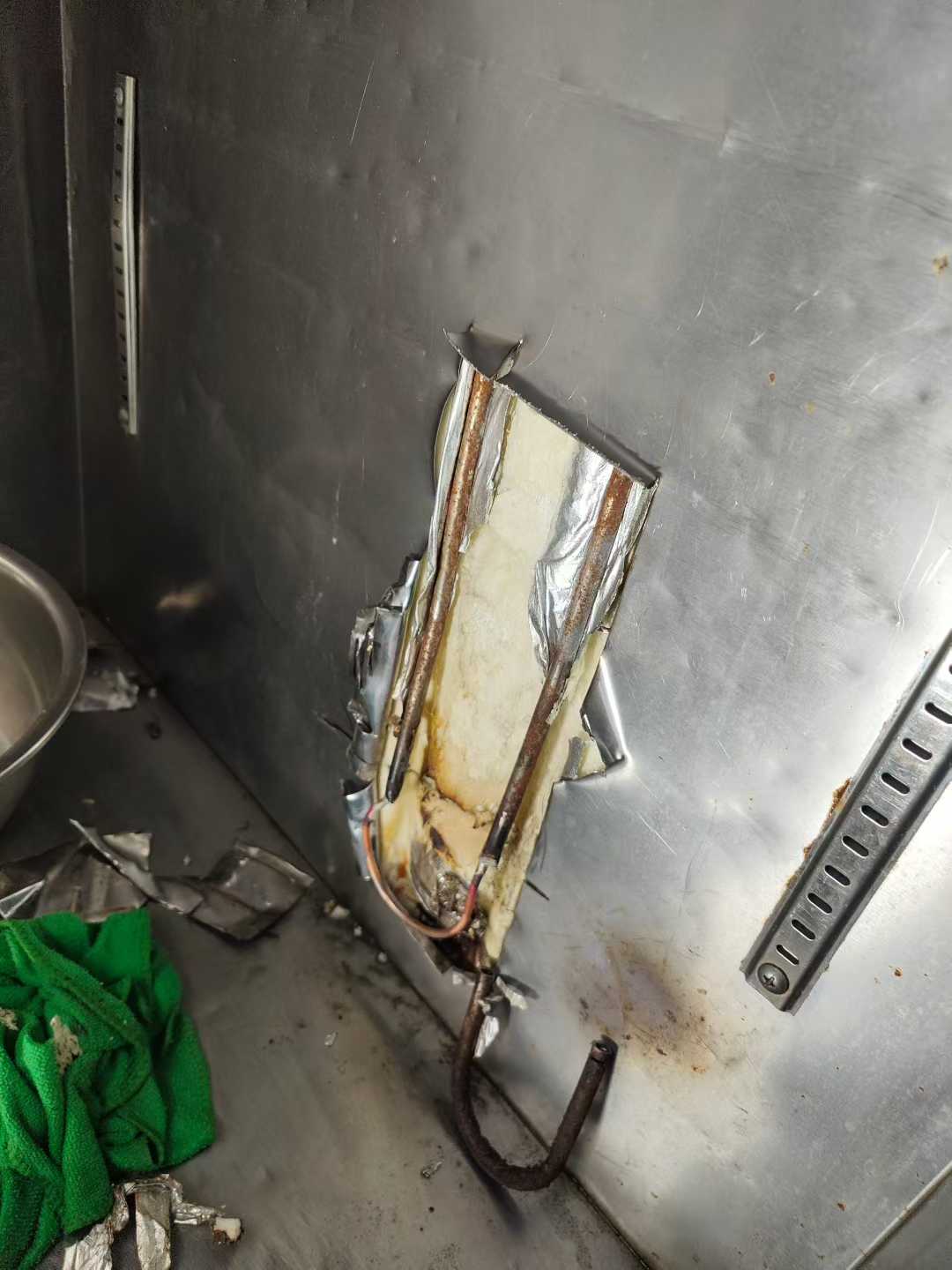 厨房下水道疏通现场作业相关图片