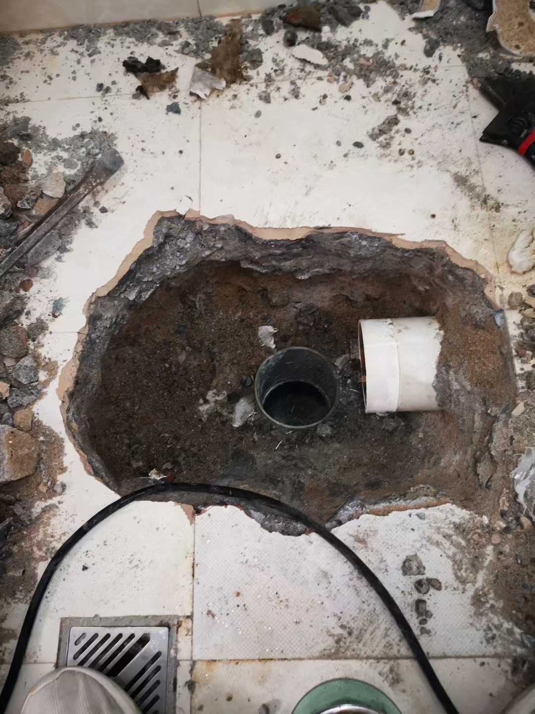 污水池清理现场作业相关图片
